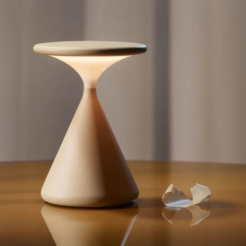 Aeron Hourglass Dimbare LED Tafellamp – Elegant en Kabelvrij Licht